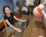 Tuyen, ihr neuer Schreibtisch und ihr neuer Laptop