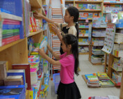 Tuyen und Chi beim Stöbern in der Buchhandlung