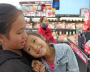 Tuyen und Chi in der Buchhandlung