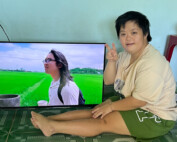 Nam und ihr neues TV-Gerät