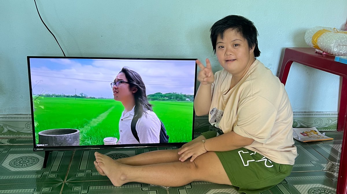 Nam und ihr neues TV-Gerät